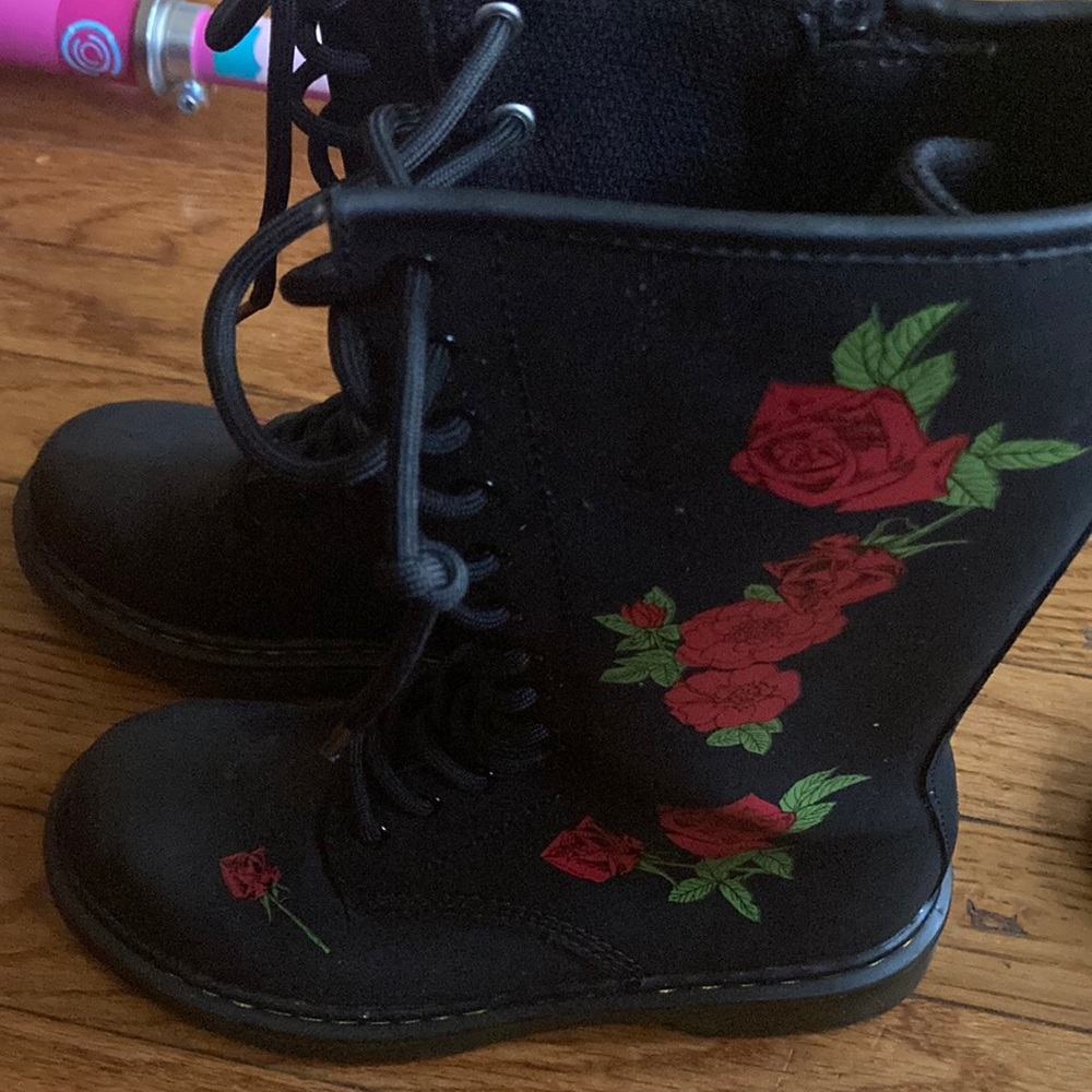No rips tears etc need a wipe down only size 3